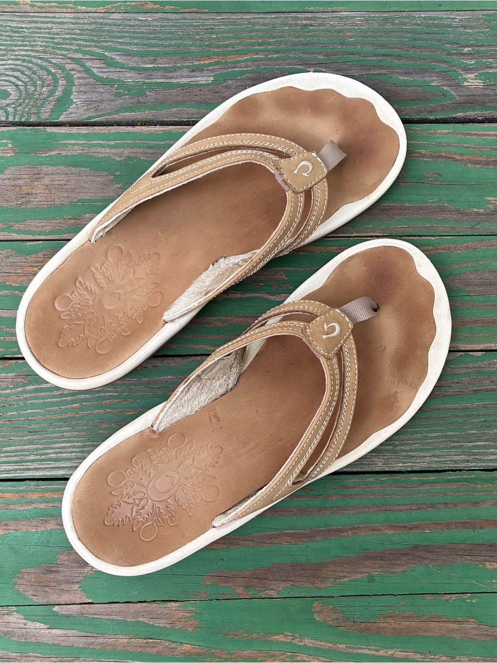 OluKai Women’s Tan and White Leather Flip Flop Sandals